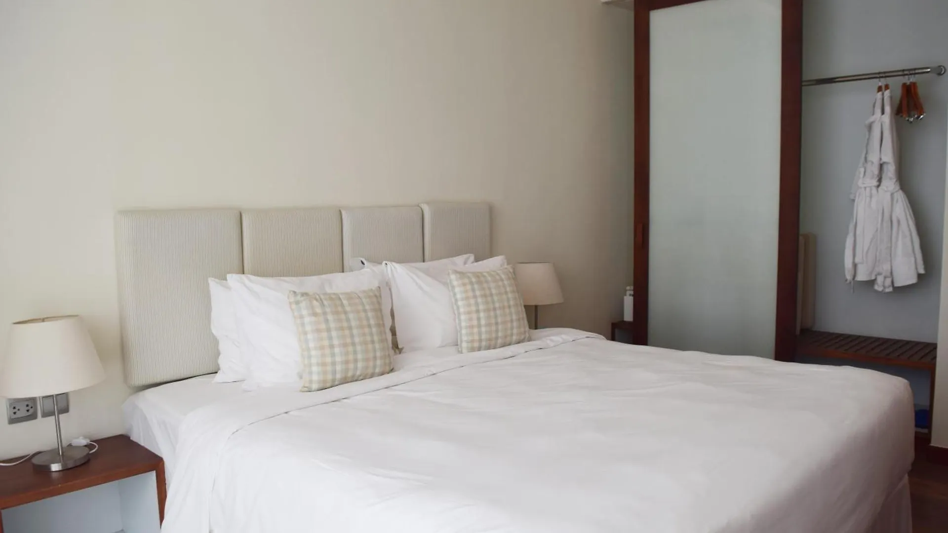 A La Carte Da Nang Beach 4*,